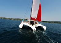 cockpit og agterstavn af trimaran sejlbåd